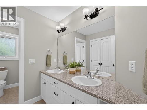 4588 Raymer Road, Kelowna, BC - Indoor Photo Showing Bathroom