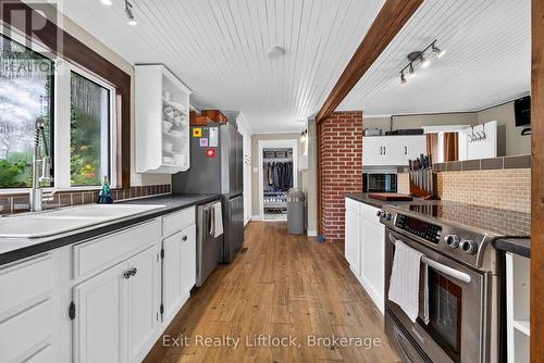 133 Farmers Road, Kawartha Lakes (Manvers), ON - Indoor Photo Showing Kitchen