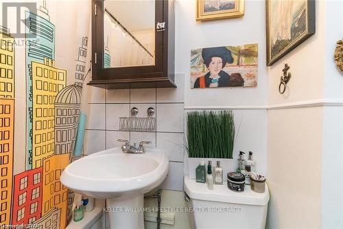 492 Emery Street E, London South (South F), ON - Indoor Photo Showing Bathroom
