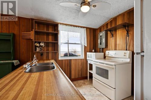 32 Erie Heights Line, Haldimand (Dunnville), ON - Indoor Photo Showing Kitchen With Double Sink