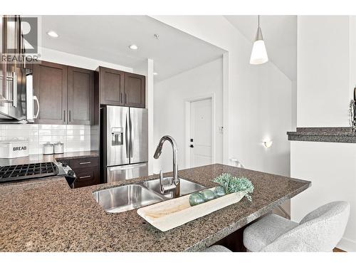 130 Colebrook Road Unit# 88, Kamloops, BC - Indoor Photo Showing Kitchen With Stainless Steel Kitchen With Double Sink With Upgraded Kitchen