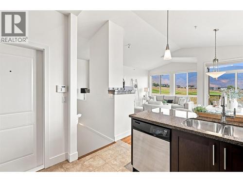 130 Colebrook Road Unit# 88, Kamloops, BC - Indoor Photo Showing Kitchen With Double Sink