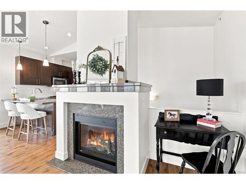 130 Colebrook Road Unit# 88, Kamloops, BC - Indoor Photo Showing Living Room With Fireplace