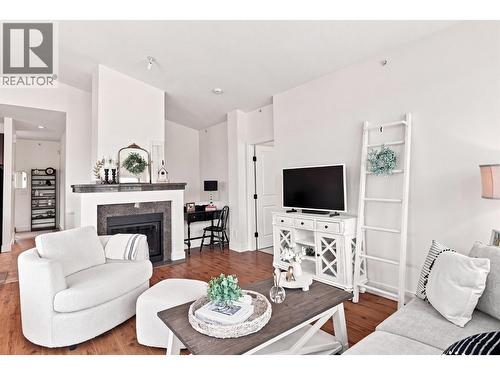 130 Colebrook Road Unit# 88, Kamloops, BC - Indoor Photo Showing Living Room With Fireplace