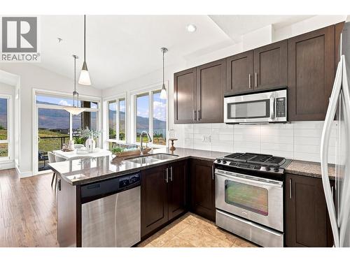 130 Colebrook Road Unit# 88, Kamloops, BC - Indoor Photo Showing Kitchen With Stainless Steel Kitchen With Double Sink With Upgraded Kitchen