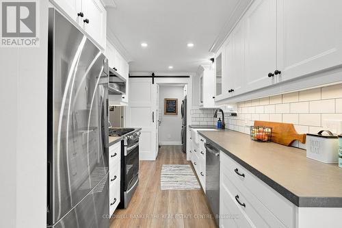 22 Western Avenue, Innisfil, ON - Indoor Photo Showing Kitchen With Upgraded Kitchen