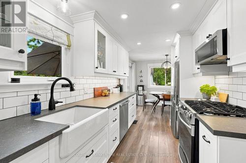 22 Western Avenue, Innisfil, ON - Indoor Photo Showing Kitchen With Upgraded Kitchen