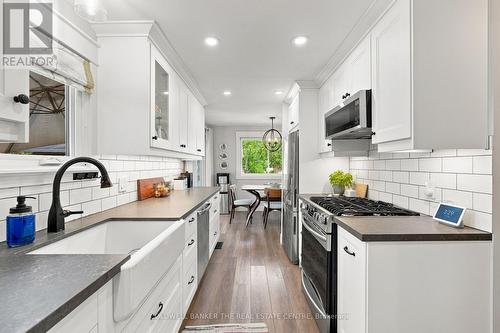 22 Western Avenue, Innisfil, ON - Indoor Photo Showing Kitchen With Upgraded Kitchen