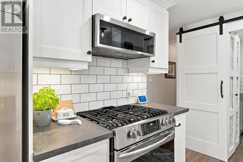 22 Western Avenue, Innisfil, ON - Indoor Photo Showing Kitchen With Upgraded Kitchen