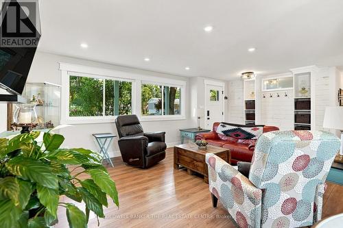 22 Western Avenue, Innisfil, ON - Indoor Photo Showing Living Room