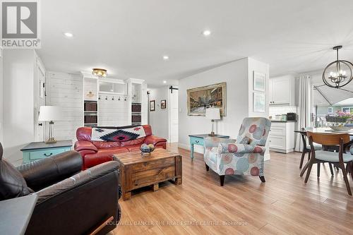 22 Western Avenue, Innisfil, ON - Indoor Photo Showing Living Room