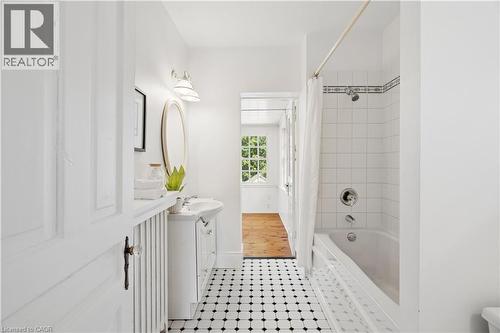 25 W Suffolk Street W, Guelph, ON - Indoor Photo Showing Bathroom