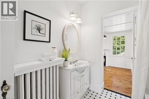 25 W Suffolk Street W, Guelph, ON - Indoor Photo Showing Bathroom