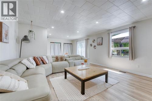 12437 St Thomas, Tecumseh, ON - Indoor Photo Showing Living Room