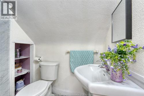 12437 St Thomas, Tecumseh, ON - Indoor Photo Showing Bathroom
