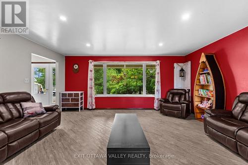 1292 Green Lake Road, North Algona Wilberforce, ON - Indoor Photo Showing Living Room