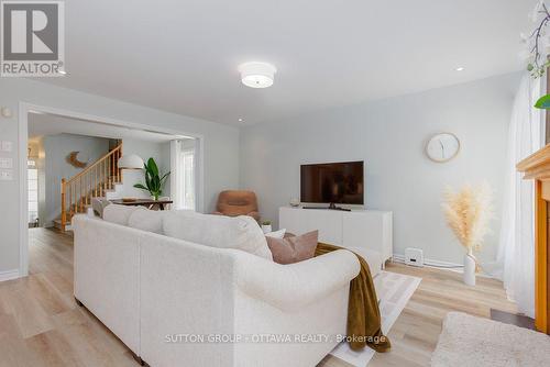 2719 Grand Canal Street, Ottawa, ON - Indoor Photo Showing Living Room