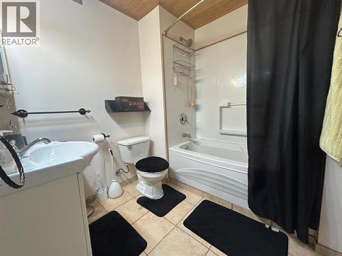 101 Murray Drive, Tumbler Ridge, BC - Indoor Photo Showing Bathroom