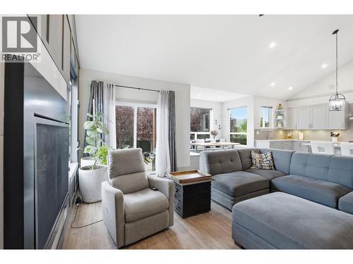 1488 Dunbar Drive, Kamloops, BC - Indoor Photo Showing Living Room