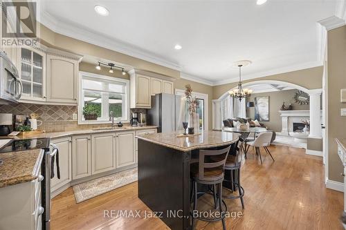 140 Taylorwood Court, Oshawa (Samac), ON - Indoor Photo Showing Kitchen With Upgraded Kitchen