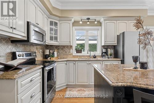 140 Taylorwood Court, Oshawa (Samac), ON - Indoor Photo Showing Kitchen With Upgraded Kitchen