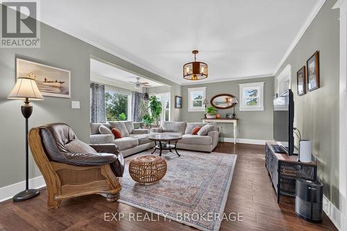 4682 County 2 Road, Front Of Leeds & Seeleys Bay, ON - Indoor Photo Showing Living Room