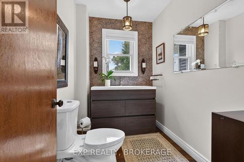 4682 County 2 Road, Front Of Leeds & Seeleys Bay, ON - Indoor Photo Showing Bathroom