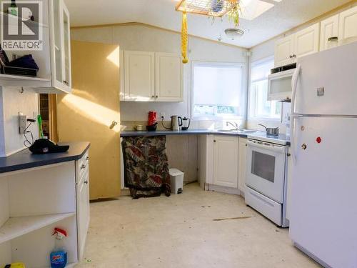 411-989 Range Road, Whitehorse, YT - Indoor Photo Showing Kitchen