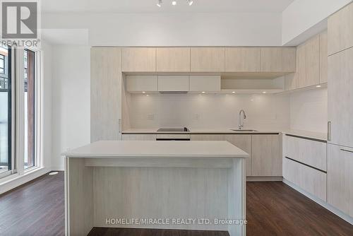 Th704 - 5 Steckley House Lane, Richmond Hill, ON - Indoor Photo Showing Kitchen With Upgraded Kitchen