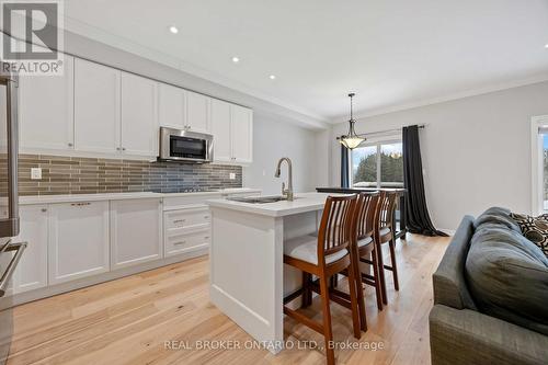 31 Gord Matthews Way, Uxbridge, ON - Indoor Photo Showing Kitchen With Upgraded Kitchen