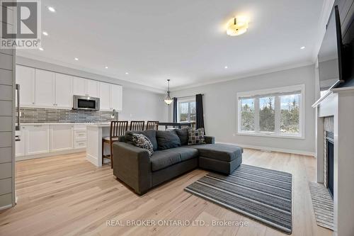 31 Gord Matthews Way, Uxbridge, ON - Indoor