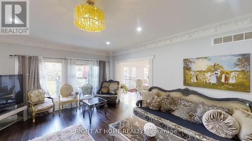 31 Northgate Crescent E, Richmond Hill, ON - Indoor Photo Showing Living Room