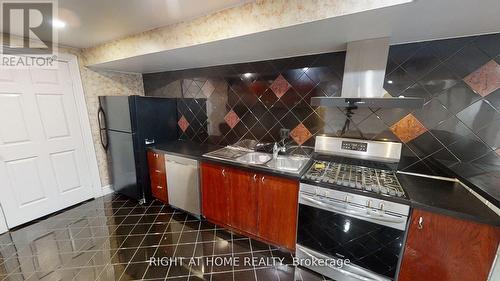 31 Northgate Crescent E, Richmond Hill, ON - Indoor Photo Showing Kitchen