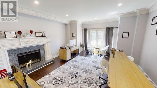 31 Northgate Crescent E, Richmond Hill, ON - Indoor With Fireplace
