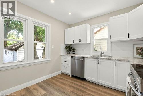 95 Chetwood Street, St. Catharines, ON - Indoor Photo Showing Kitchen