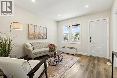 95 Chetwood Street, St. Catharines, ON - Indoor Photo Showing Living Room