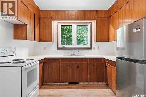 206 Carleton Drive, Saskatoon, SK - Indoor Photo Showing Kitchen With Double Sink