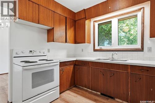 206 Carleton Drive, Saskatoon, SK - Indoor Photo Showing Kitchen With Double Sink