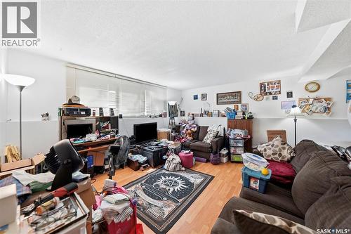 206 Carleton Drive, Saskatoon, SK - Indoor Photo Showing Living Room