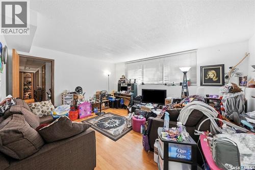 206 Carleton Drive, Saskatoon, SK - Indoor Photo Showing Living Room