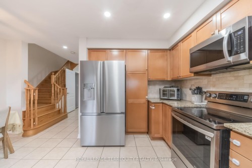 7 Bamboo Grove, Brampton, ON - Indoor Photo Showing Kitchen