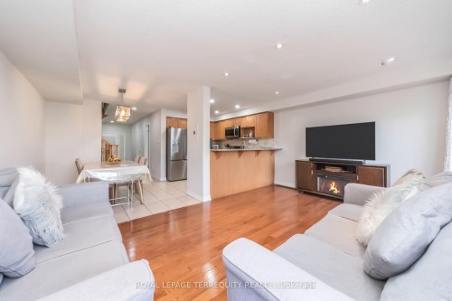 7 Bamboo Grove, Brampton, ON - Indoor Photo Showing Living Room
