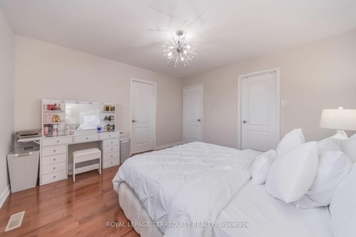 7 Bamboo Grove, Brampton, ON - Indoor Photo Showing Bedroom