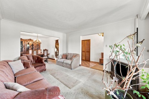 2795 Victoria Park Avenue, Toronto, ON - Indoor Photo Showing Living Room
