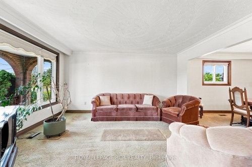 2795 Victoria Park Avenue, Toronto, ON - Indoor Photo Showing Living Room