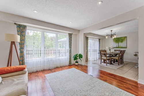 270 Springvalley Crescent, Hamilton, ON - Indoor Photo Showing Living Room
