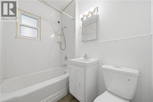 81 Cambridge Avenue, Hamilton, ON - Indoor Photo Showing Bathroom