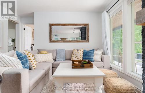 140 Rachels Lane, Huntsville, ON - Indoor Photo Showing Living Room