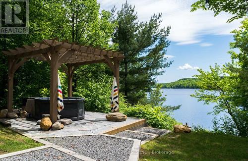 Hot tub with lake view - 140 Rachels Lane, Huntsville, ON - Outdoor With Body Of Water