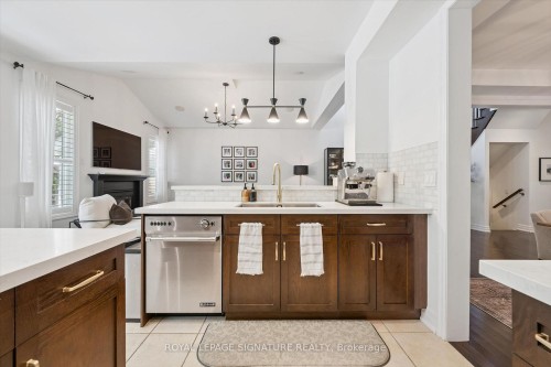 38 Scott Boulevard, Milton, ON - Indoor Photo Showing Kitchen